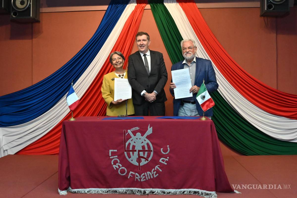 $!Aurora Bustillos Garfias, M. Pierre Raynaud y Héctor Poblette Miranda, en la firma del convenio de colaboración que formaliza la alianza entre el Liceo Freinet y la Alianza Francesa de Saltillo.