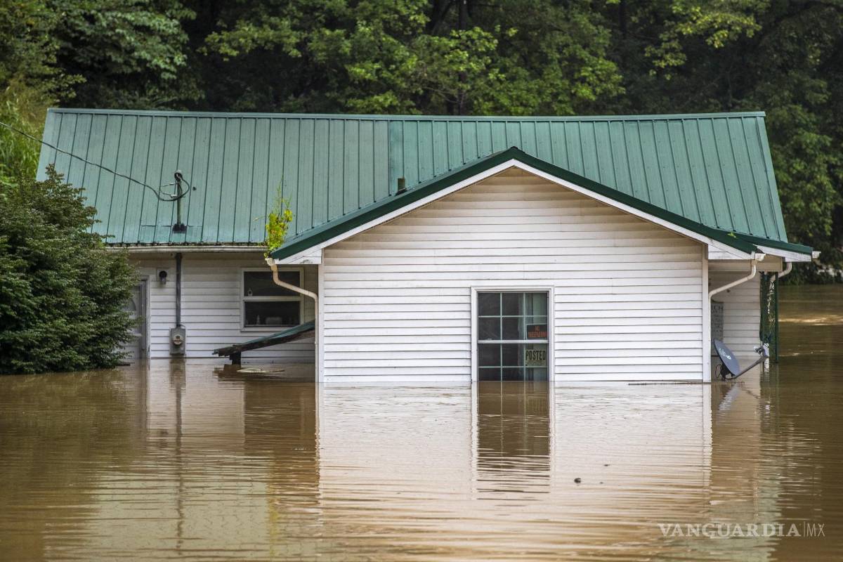 $!Las casas están inundadas por Lost Creek, Kentucky.