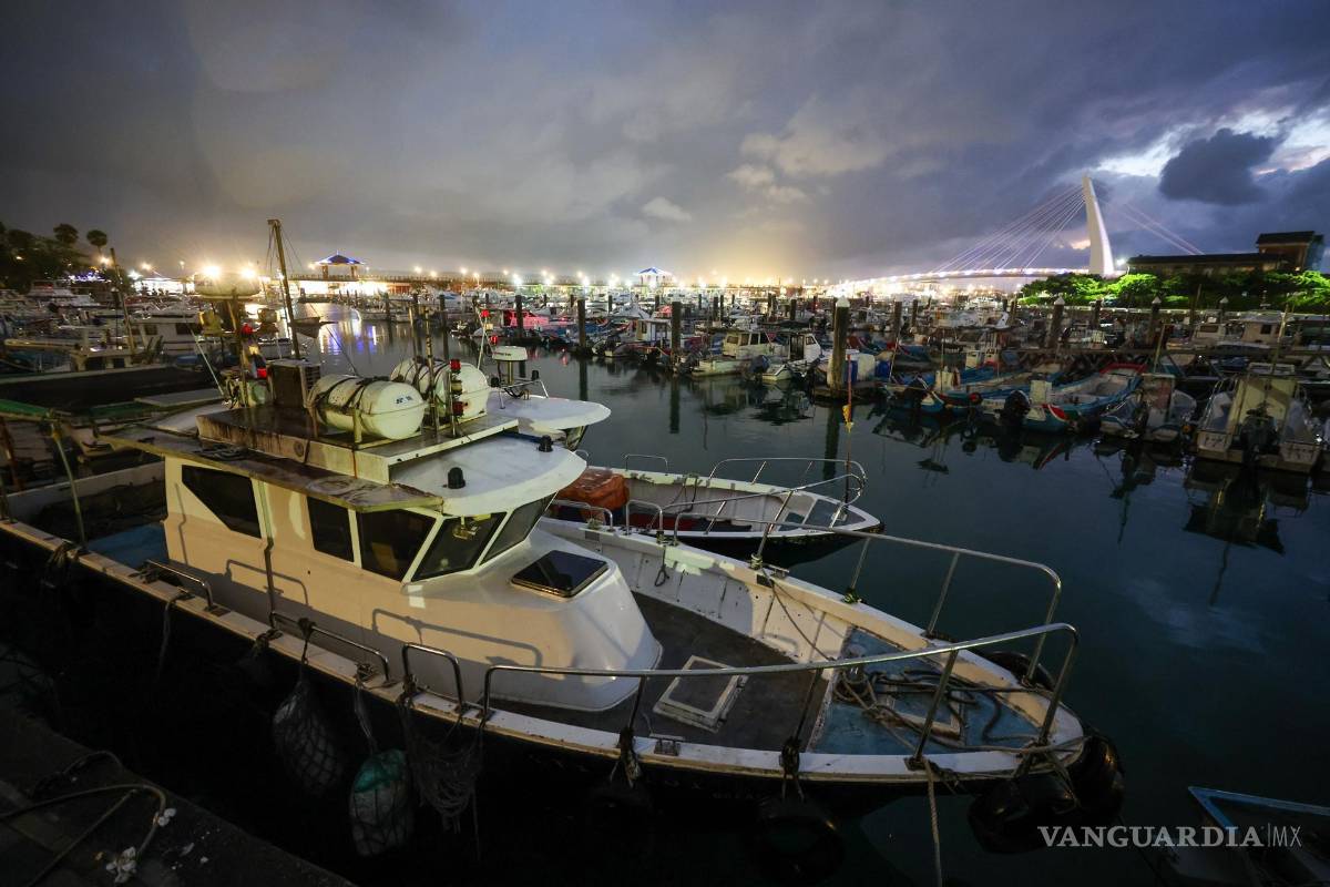 $!Vista general de los barcos pesqueros anclados en preparación para el tifón Champi en la ciudad de Nuevo Taipei, Taiwán, 21 de octubre de 2026.