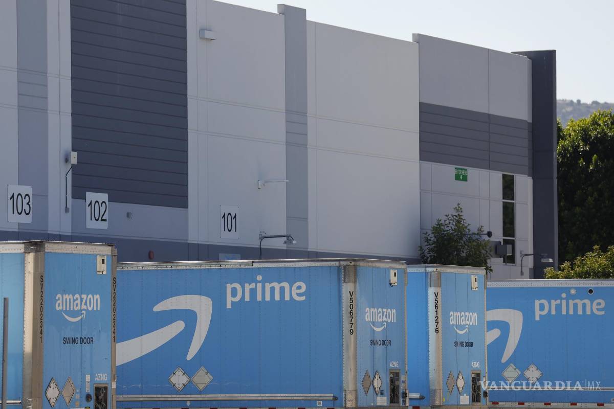 $!Los camiones de Amazon se encuentran afuera de un almacén de Amazon en Simi Valley.
