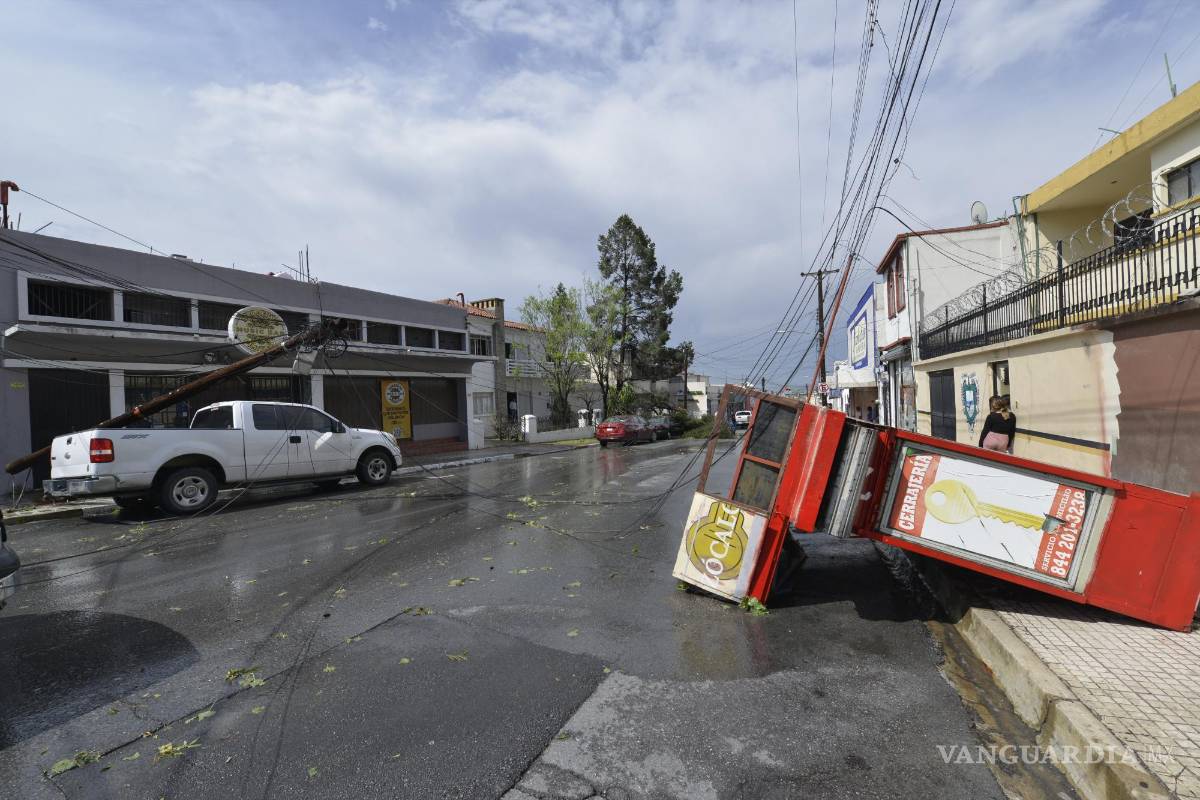 $!Los vientos provocaron la caída de postes y puestos instalados en la vía pública.