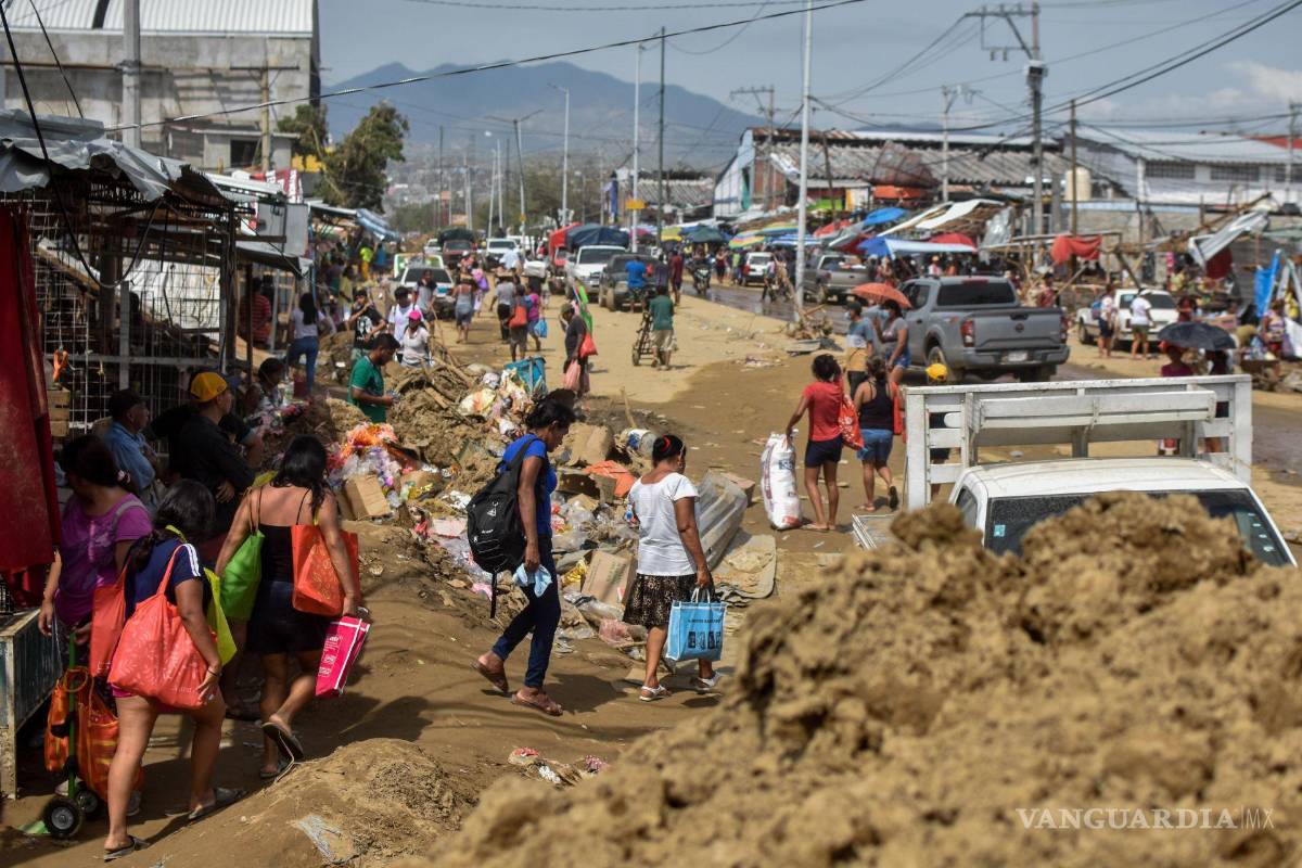 $!El famoso tianguis de ‘la Zapata’ quedó totalmente destruido con más de 600 locales afectados. Son ocho las familias que duermen al lado de la poca mercancía que pudieron recuperar para que no se las roben.