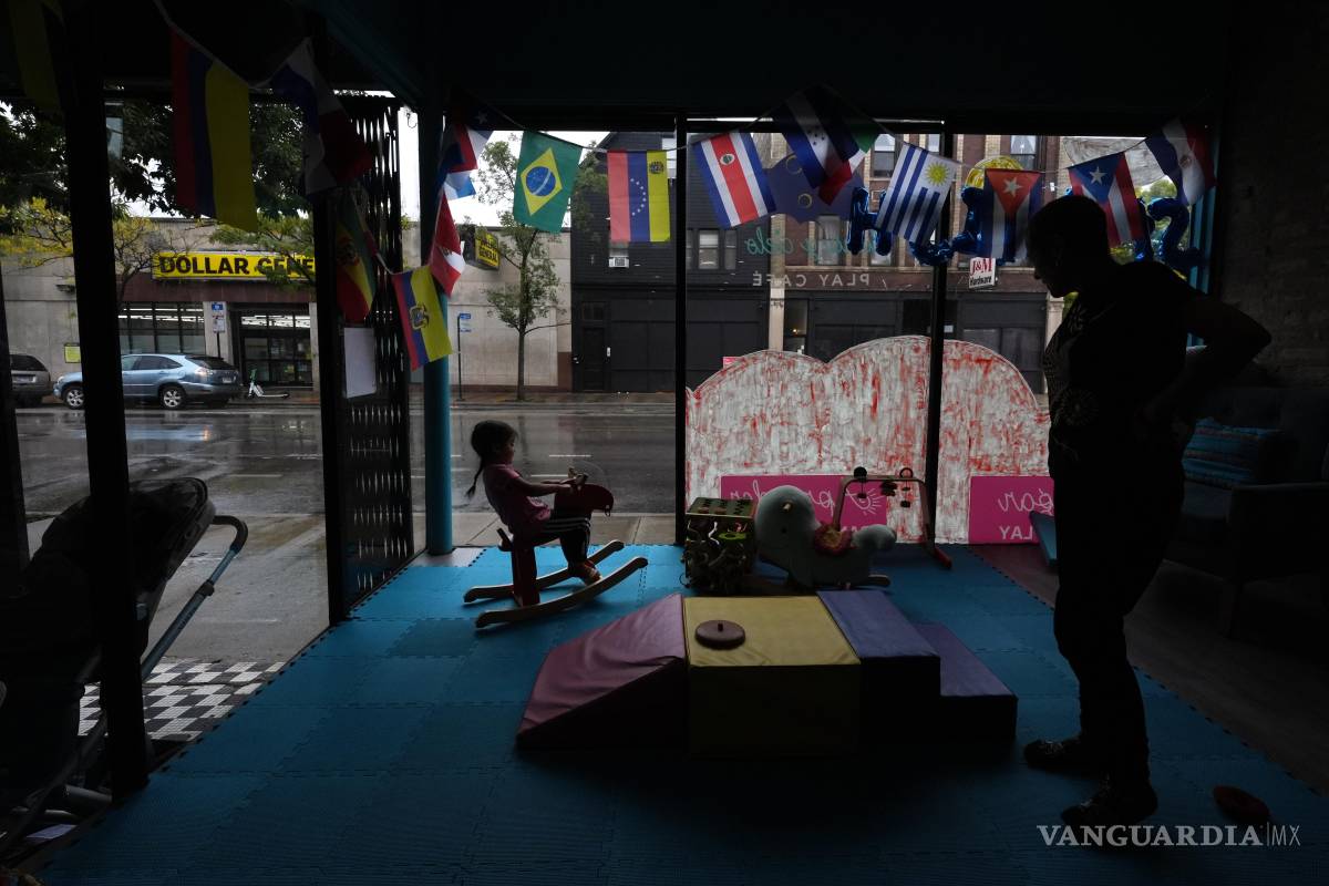 $!Una niña monta un caballito de madera mientras su abuela la observa dentro del Café Infantil Luna y Cielo en el barrio de Logan Square de Chicago.