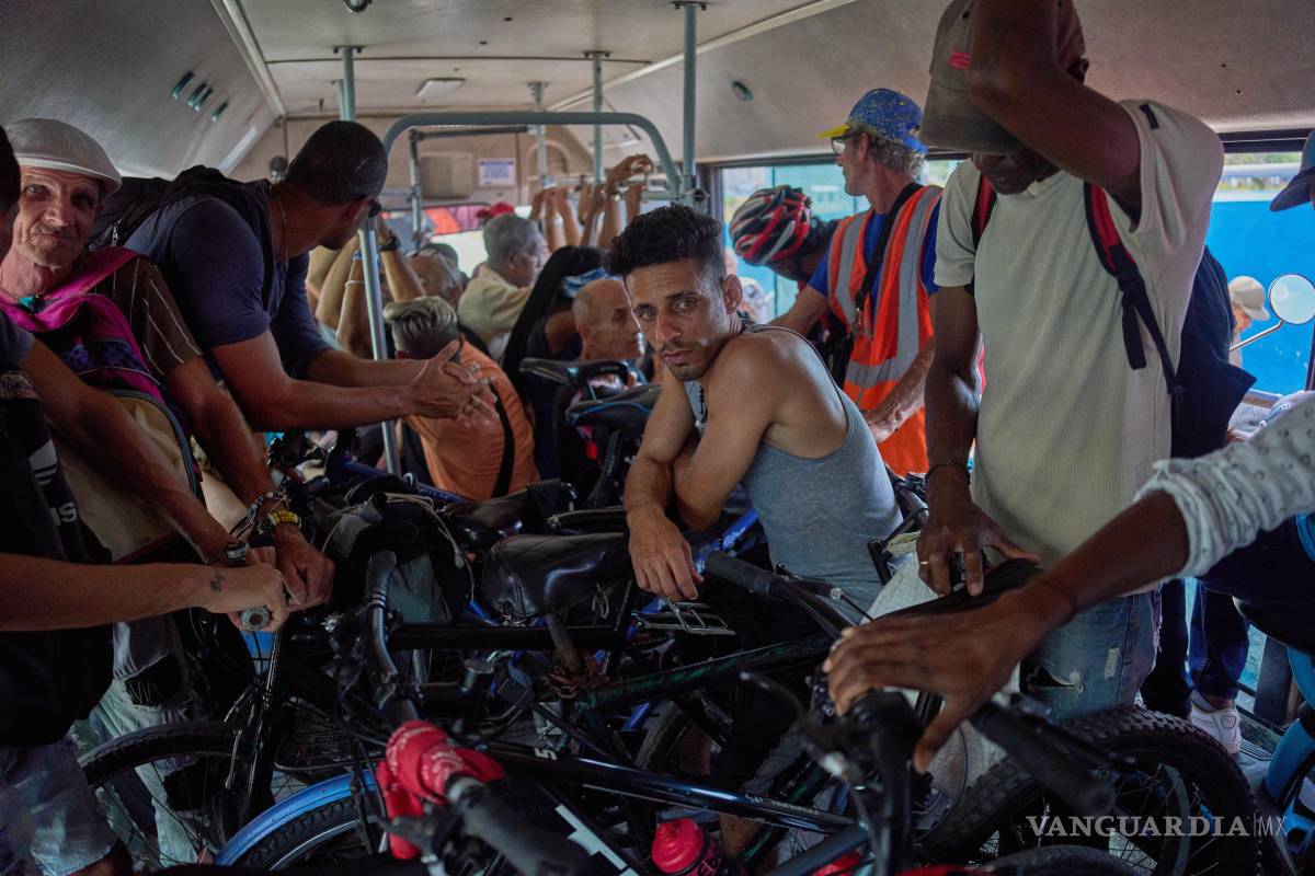$!En su interior pueden también viajar personas sin bicis o motos por la crisis que hay en Cuba.