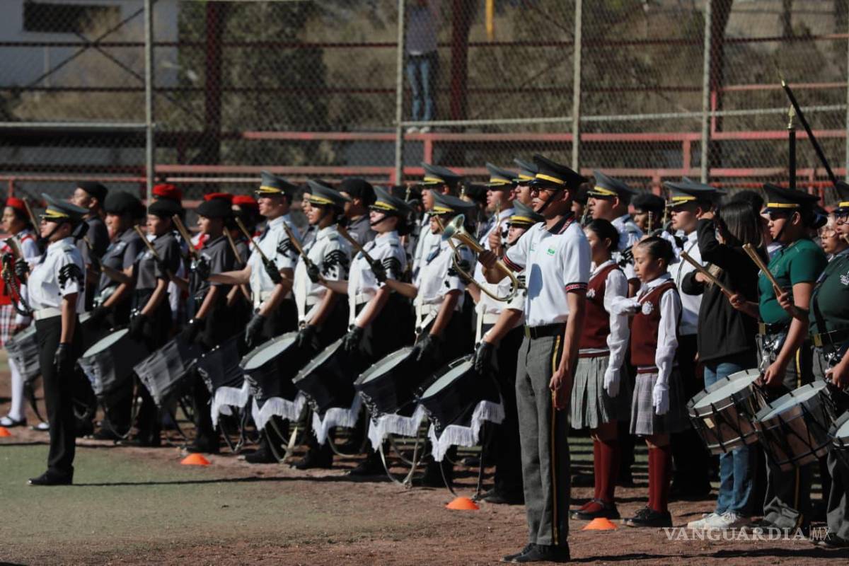 $!Escoltas y bandas de guerra de más de 20 instituciones educativas participaron en la ceremonia cívica, demostrando disciplina, coordinación y respeto a los símbolos patrios.
