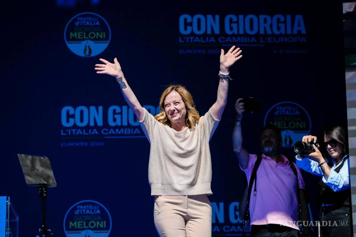 $!La primera ministra italiana, Giorgia Meloni, en un mitin electoral antes de las elecciones parlamentarias de la UE en Roma.