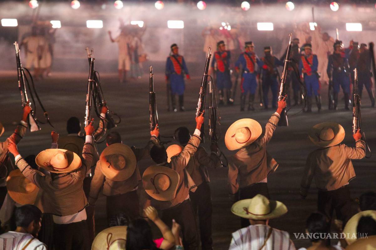 $!Con un espectáculo multidisciplinario que incluyo actuación, luces, sonido, juegos pirotécnicos y baile se realizó en el Zócalo, La Grandeza de México, como parte de los festejos de los 200 años de la Independencia de México. Cuartoscuro/Moisés Pablo