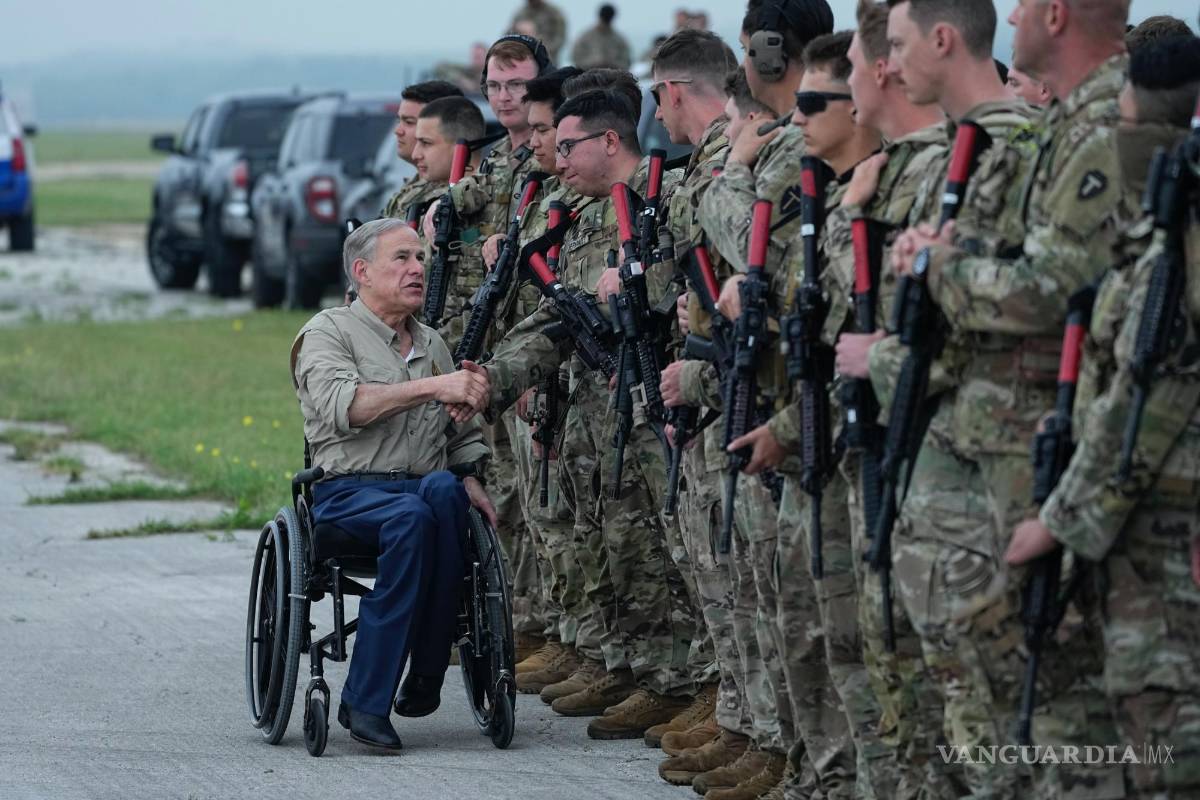 $!El gobernador de Texas, Greg Abbott le da la mano a los miembros de la Guardia Nacional en Austin, Texas.