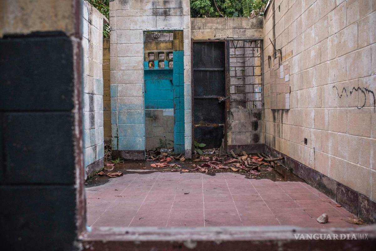 $!Una casa abandonada previamente ocupada por pandilleros antes de ser arrestados, en San Salvador, El Salvador.