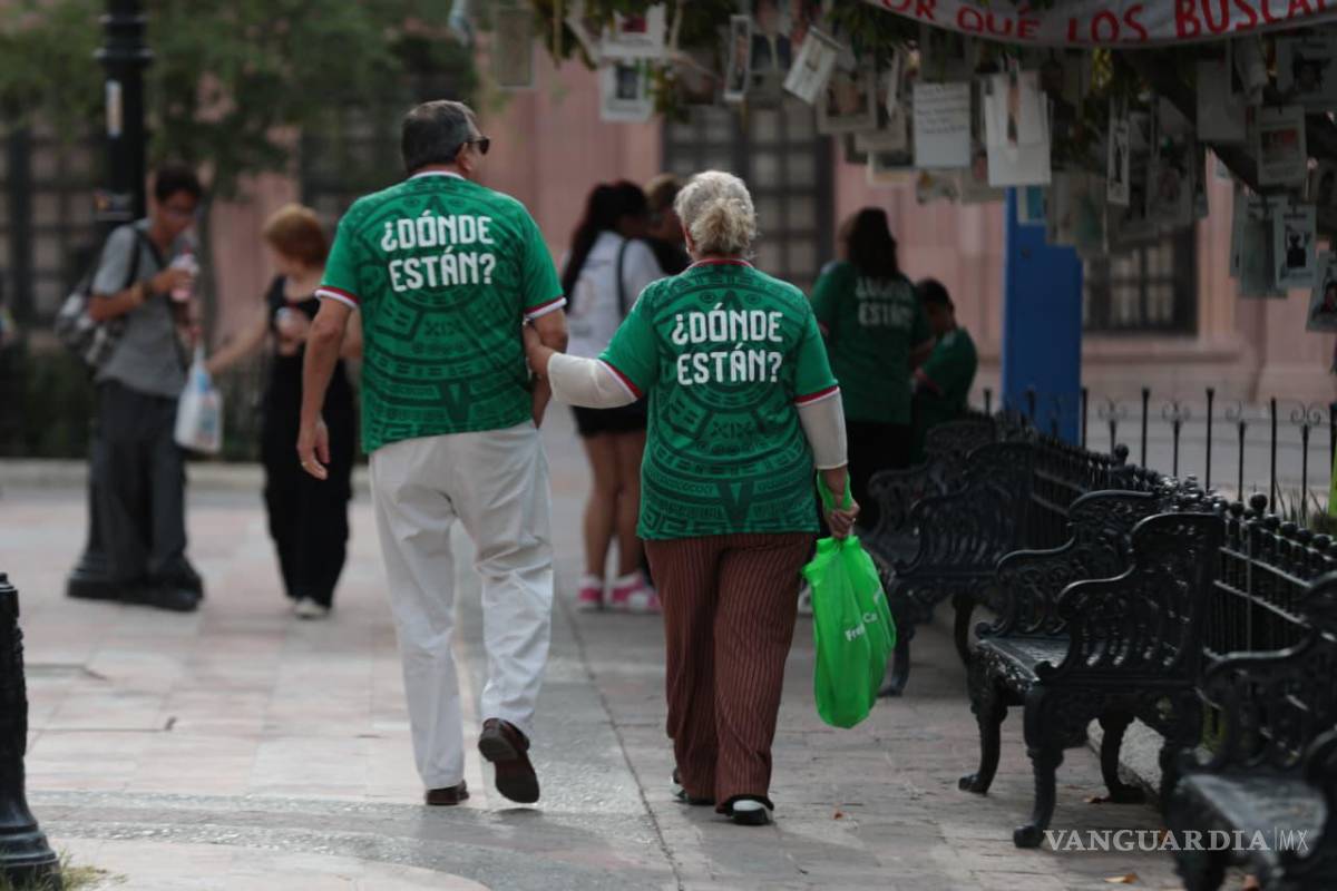 $!Con camisetas alusivas a la búsqueda de personas desaparecidas, familias recorrieron la Plaza de Armas para mantener vigente la exigencia de verdad y justicia.