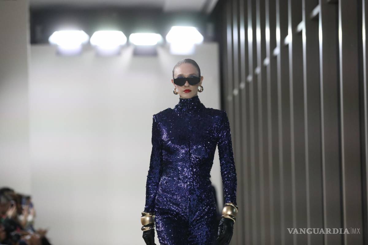 $!Modelos lucen creaciones del diseñador mexicano Alfredo Martínez en el segundo día de actividades del Mercedes-Benz Fashion Week, en Ciudad de México.