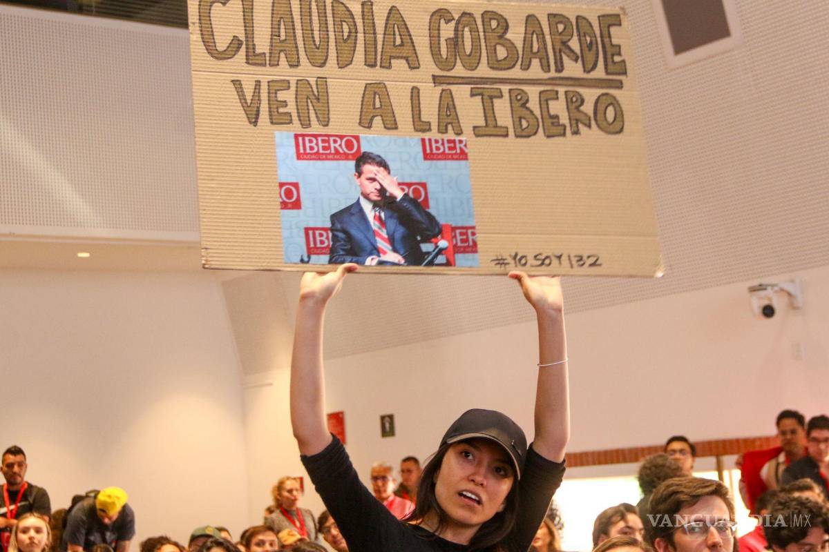 $!La candidata a la Presidencia de la República, por la Coalición Fuerza y Corazón por México, Xóchitl Gálvez Ruíz, acudió a la Universidad Iberoamericana. Algunos estudiantes le manifestaron su apoyo otros le recordaron a los partidos que la apoyan en su carrera a la Presidencia. FOTO: VICTORIA VALTIERRA | CUARTOSCURO