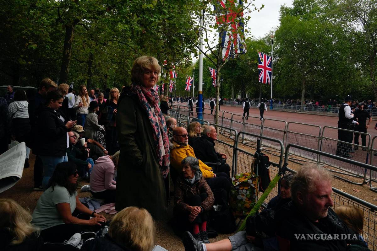 $!La gente se reúne para la procesión del ataúd de la reina Isabel II desde el Palacio de Buckingham hasta el Westminster Hall, en Londres.