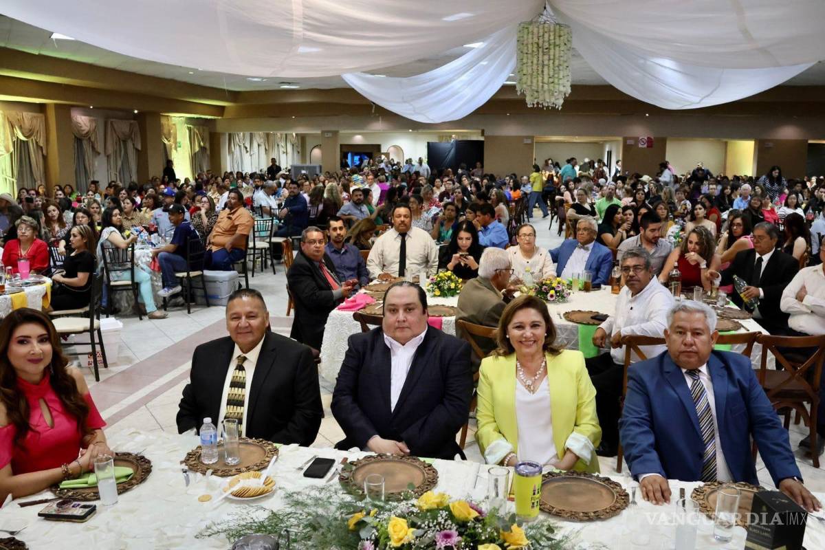 $!Las y los docentes fueron celebrados en compañía de la alcaldesa de Sabinas.