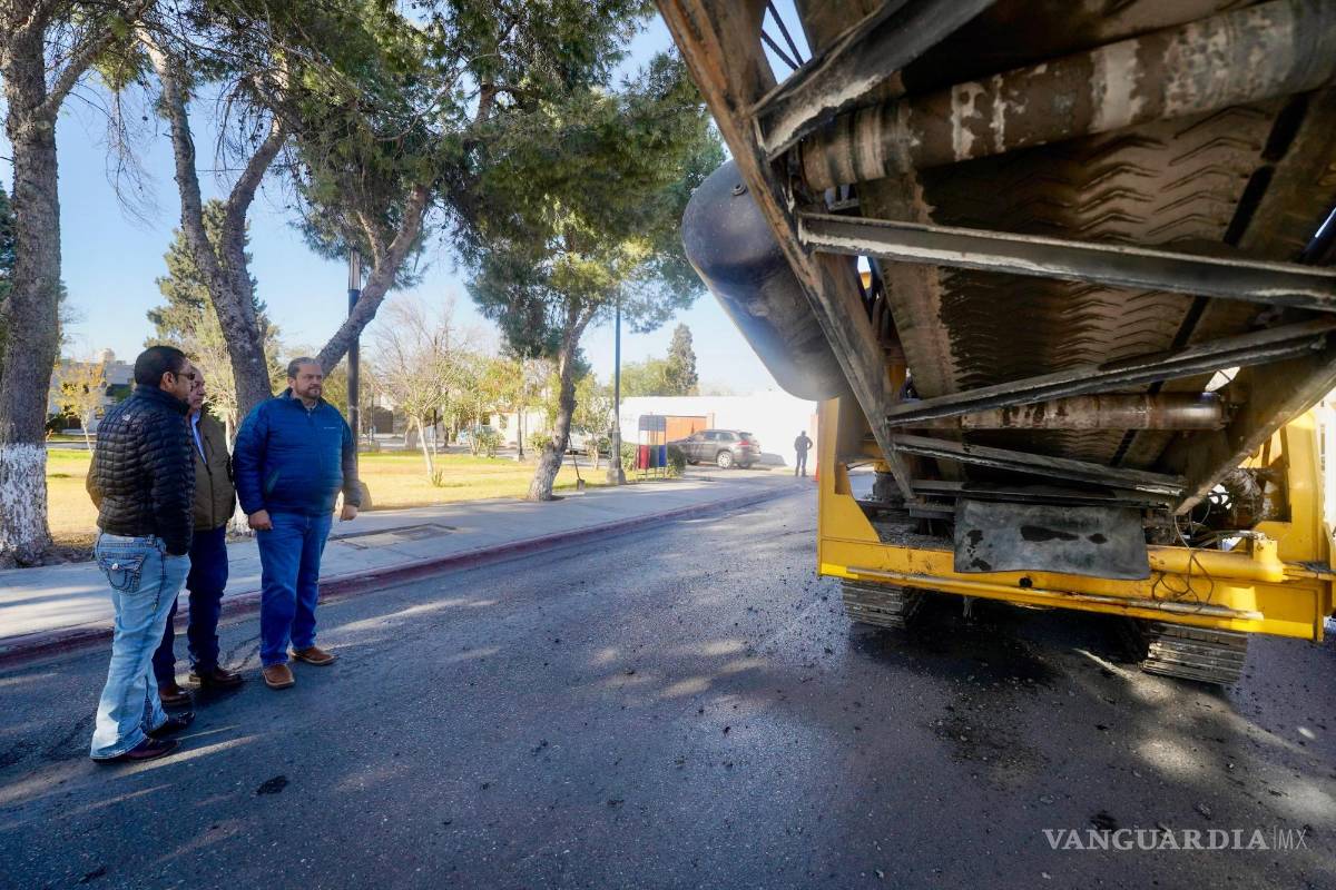 $!Este lunes, Tomás Gutiérrez, alcalde de Ramos Arizpe, puso en marcha el programa “Tramos de recarpeteo”.