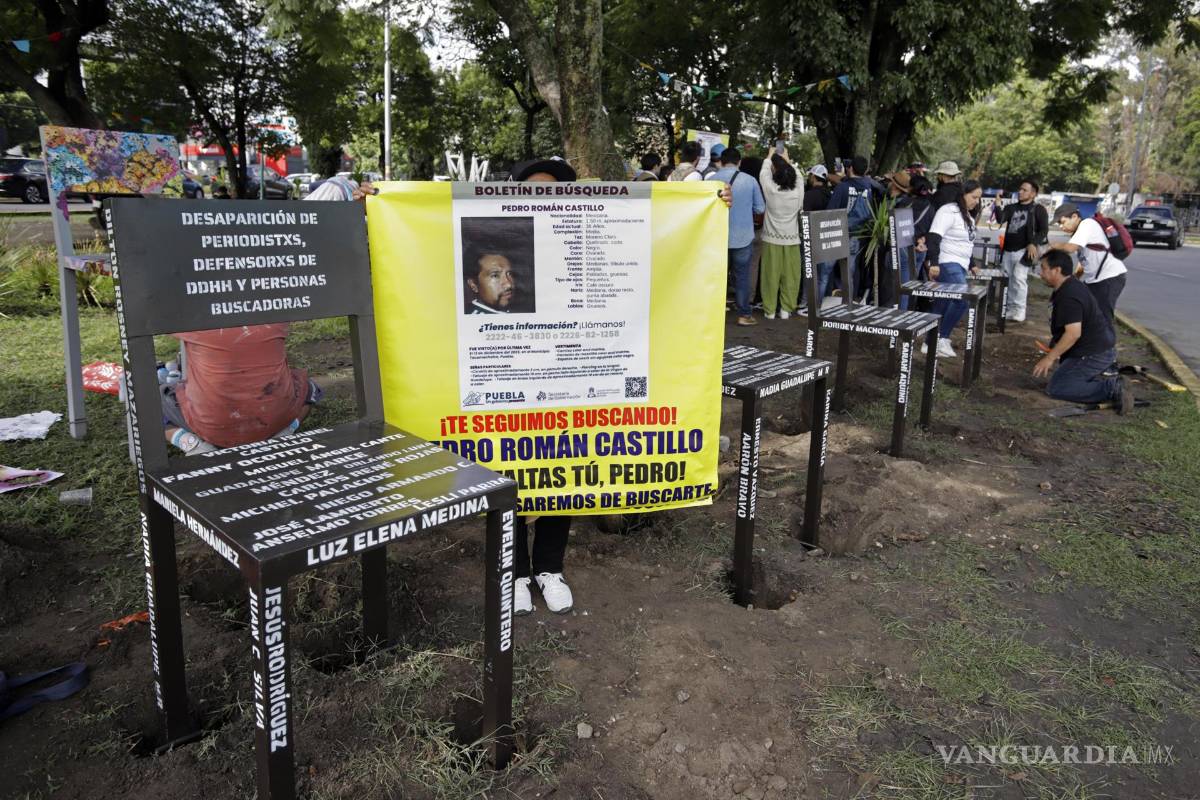 $!Familiares e integrantes de la red de búsqueda de personas desaparecidas colocaron anti-monumentos frente a la FGE en el estado de Puebla (México).