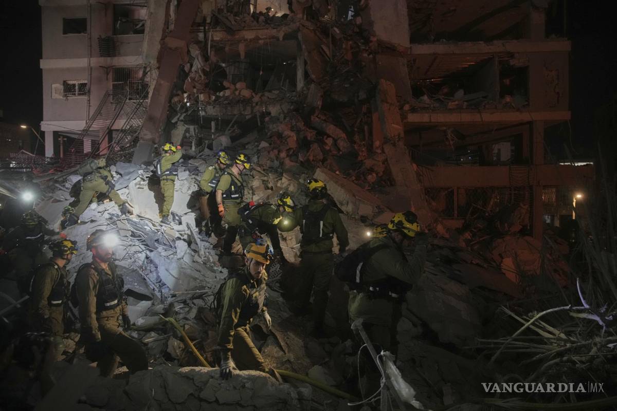 $!Las fuerzas de seguridad israelíes inspeccionan los edificios destruidos que fueron alcanzados por un misil disparado desde Irán, cerca de Tel Aviv, Israel.