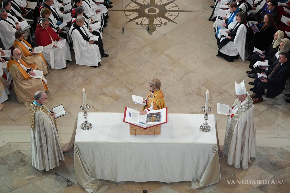 $!La arzobispa de Canterbury, Sarah Mullally, presta juramento ante el deán de Canterbury, el reverendo Dr. David Monteith, y el arzobispo de York, Stephen Cottrell.