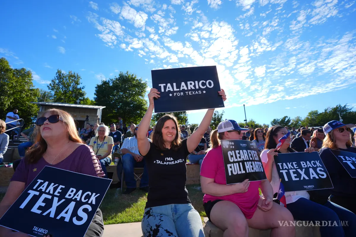 $!Partidarios del candidato demócrata al Senado de EU, el representante estatal de Texas James Talarico, antes de su acto de campaña en Plano, Texas.