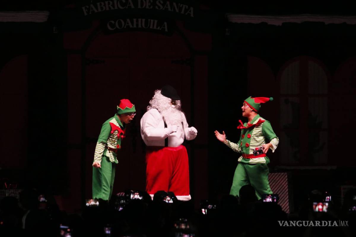 $!En el lugar se tuvo un espectáculo navideño con personajes típicos de la temporada.