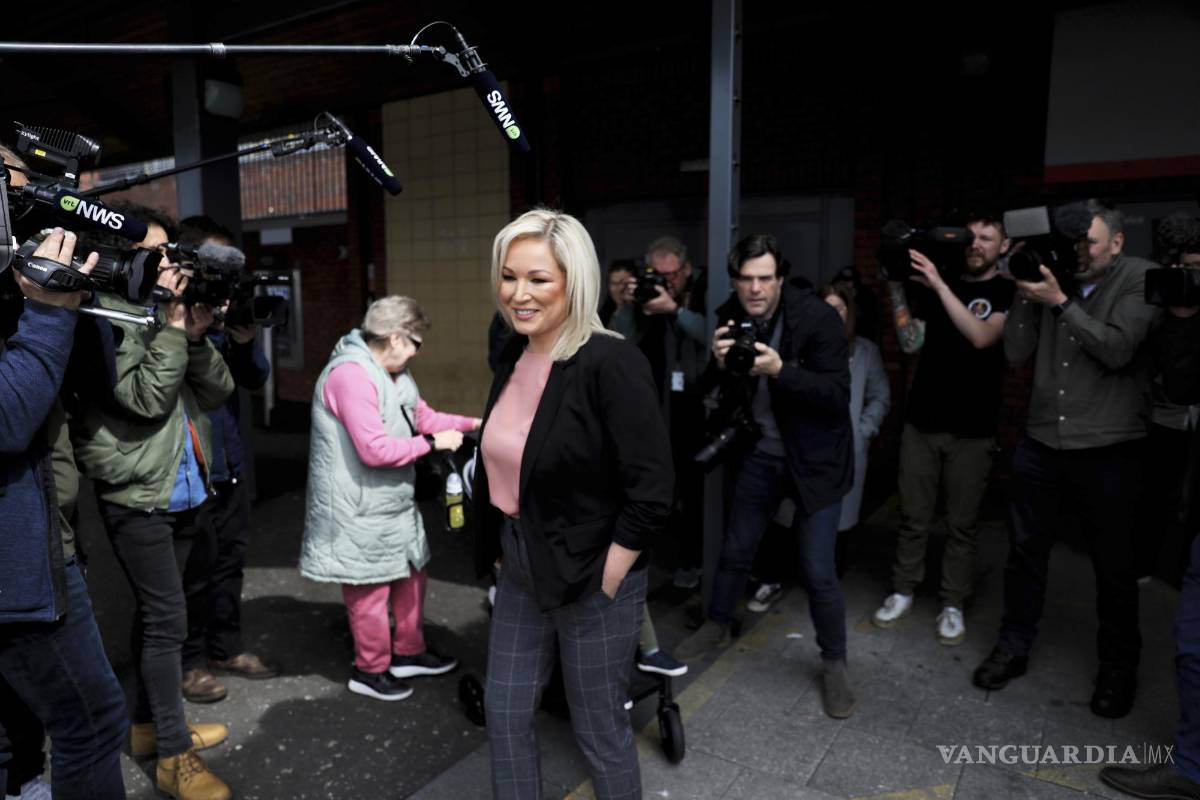 $!Michelle O’Neill, líder del Sinn Fein en Irlanda del Norte, hace campaña en el oeste de Belfast, Irlanda del Norte.