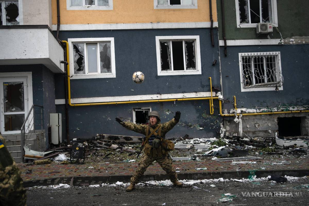 $!Un soldado ucraniano juega con una pelota en Irpin, a las afueras de Kiev, Ucrania, el 2 de abril de 2022.