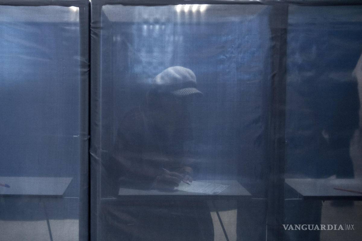 $!Una mujer rellena una papeleta en un colegio electoral durante las elecciones presidenciales en la región de Donetsk, en el este de Ucrania, controlada por Rusia.