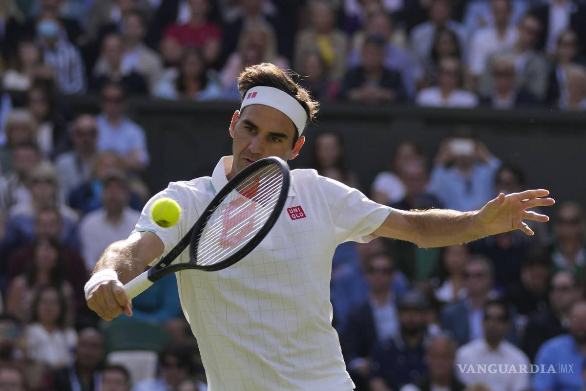 $!Roger Federer juega contra Hubert Hurkacz durante el partido de cuartos de final del Campeonato de Tenis de Wimbledon en Londres, el 7 de julio de 2021.