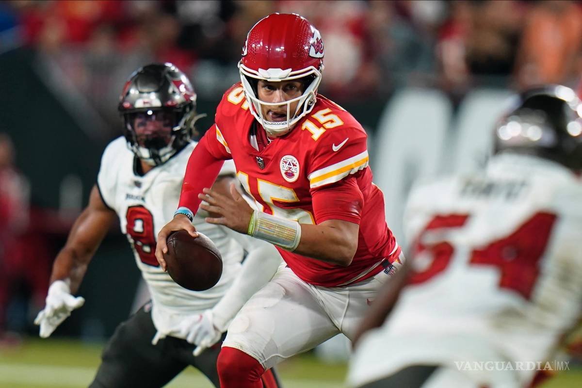 $!El mariscal de campo de los Kansas City Chiefs, Patrick Mahomes (15), durante la segunda mitad del partido contra los Tampa Bay Buccaneers en Tampa, Florida.