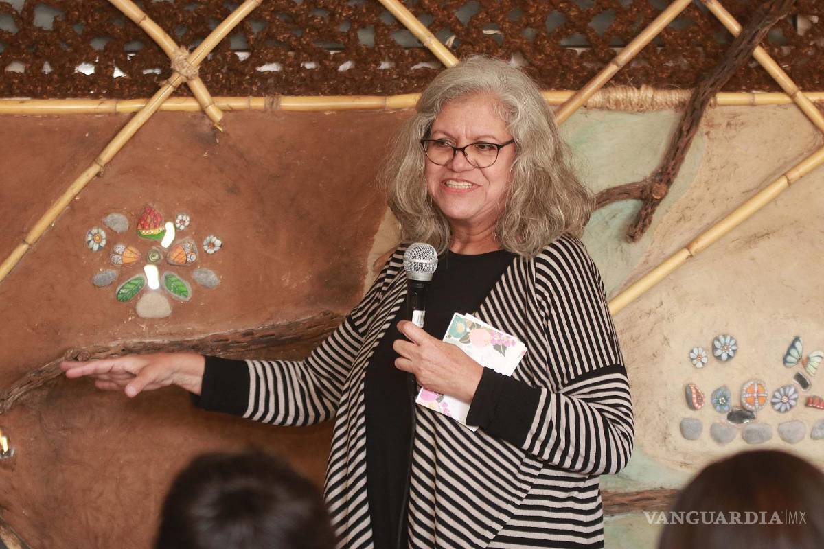 $!La artista invitada Patricia Ofelia de la Garza explicó que la obra está dividida en pasado, presente y futuro,