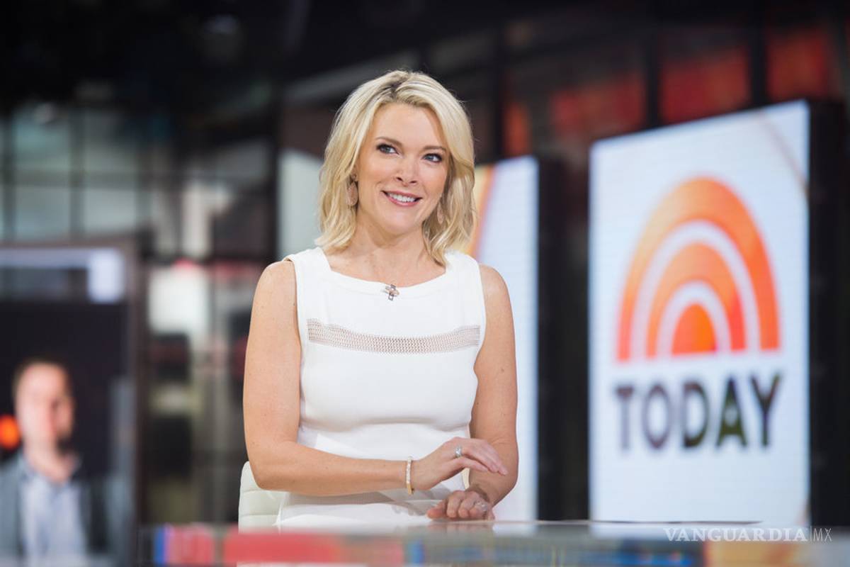 Camarógrafo se asoma y maldice durante entrevista de Megyn Kelly