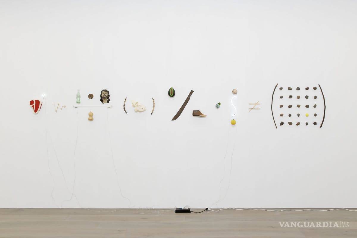 $!Avelina Lesper destruye obra de arte, luego intenta huir y todos creen que es un performance
