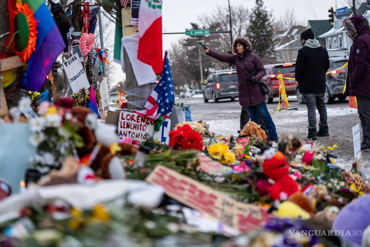 $!Personas visitan un monumento improvisado en memoria de Renee Good, quien fue asesinada a tiros por un agente de ICE el 7 de enero de 2026 en Minneapolis.