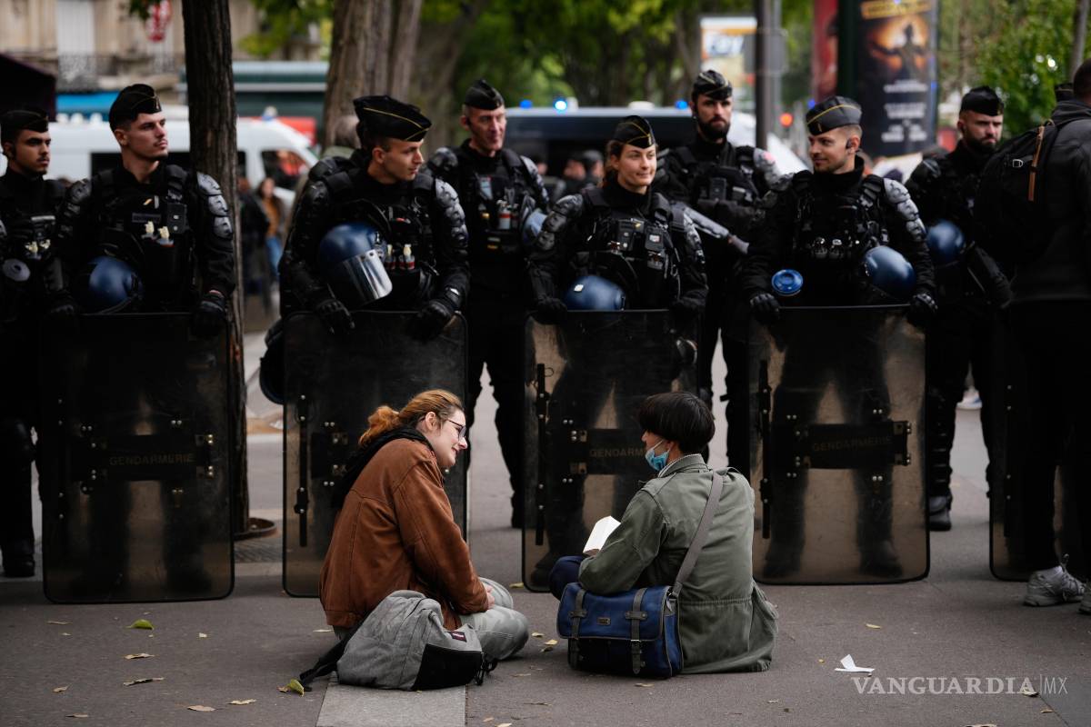$!Estudiantes se sientan frente a policías durante una manifestación contra las deficientes condiciones escolares en París, el jueves 22 de octubre de 2026.