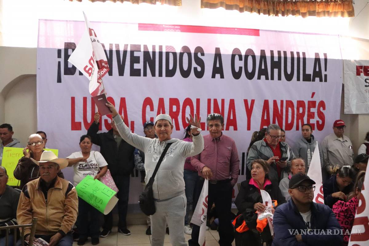 $!Asistentes a la asamblea informativa de Morena, entre ellos líderes sindicales y representantes locales, refrendan su apoyo a los principios del partido.