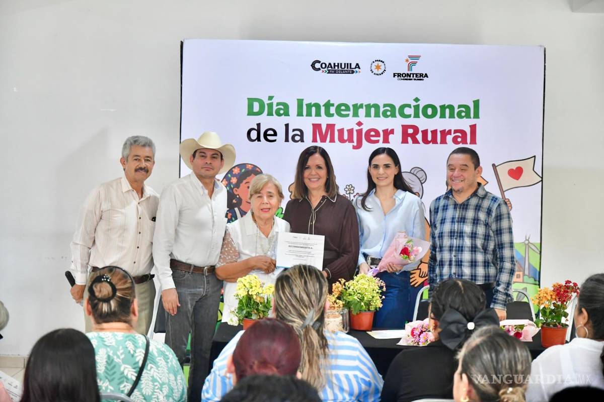 $!La alcaldesa Sara Irma Pérez Cantú entregó reconocimientos a mujeres rurales de Frontera por su trayectoria y legado familiar.