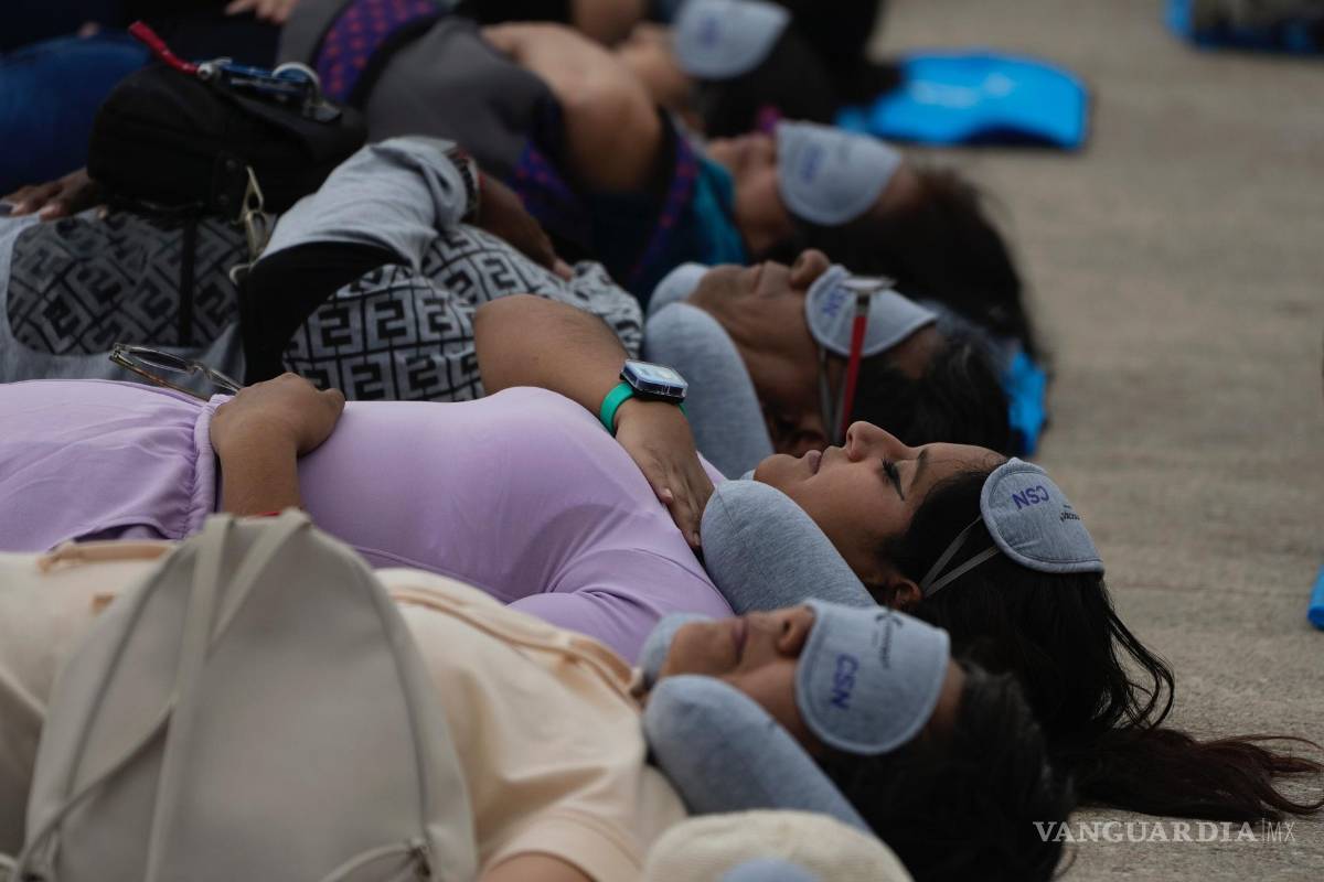 Así conmemoran en CDMX el Día Mundial del Sueño, cientos de personas se toman una “siesta masiva” (Fotos)