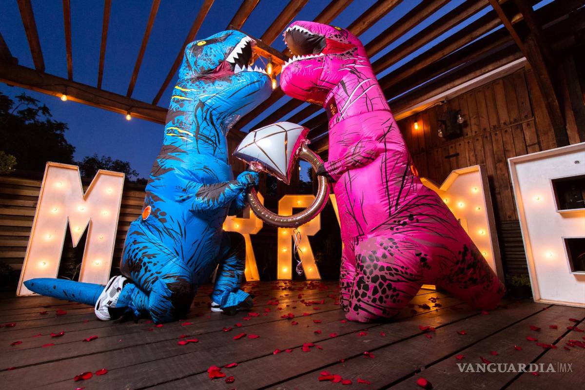 ‘Así se pide matrimonio en Coahuila’; ‘Dinopareja’ se compromete en Saltillo (video)