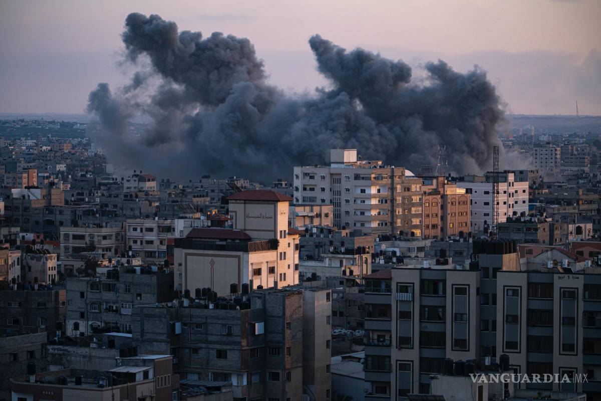 $!El humo se eleva tras un ataque aéreo israelí en la ciudad de Gaza, tras el sorpresivo ataque de Hamás contra Israe.