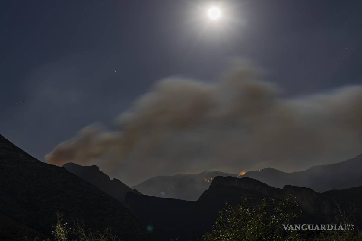 $!Saltillo, Coahuila 14 de mayo del 2022 Incendio en lo alto del Cañón de San Lorenzo, visto desde la colonia Parajes de Santa Elena.