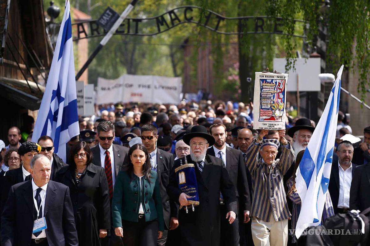 Marchan en memoria a las víctimas del Holocausto en Auschwitz