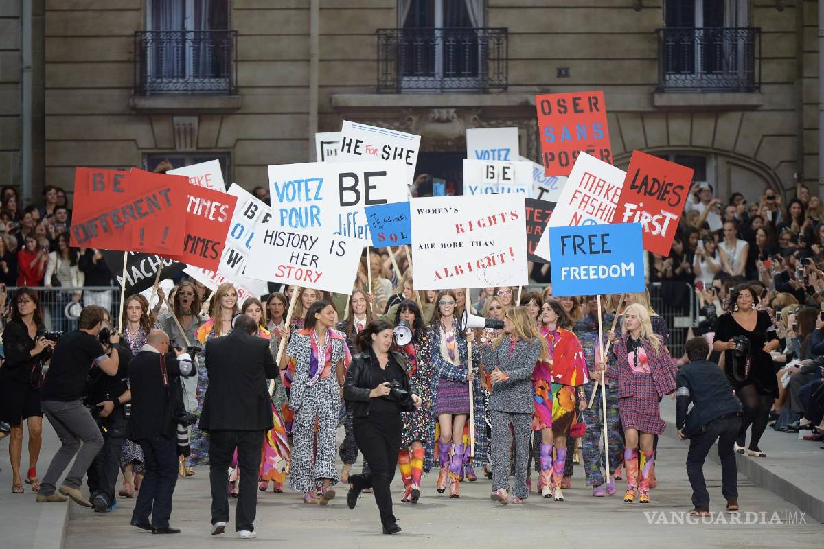 $!En 2015, la casa de moda Chanel hizo una manifestación en pleno desfile en París para recordar el poder de Coco Chanel.