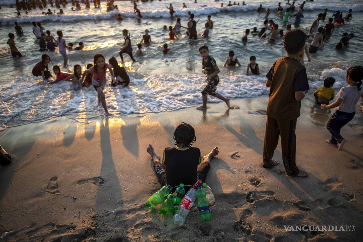 Playa del Mediterráneo, uno de los pocos espacios donde palestinos e israelitas pueden convivir sin muros