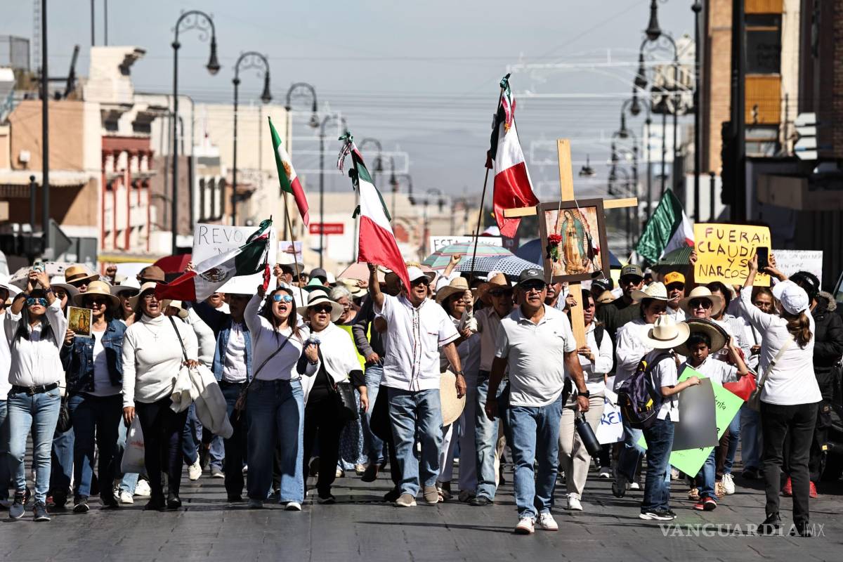 $!Con pancartas y consignas, asistentes reclamaron justicia por el caso de Carlos Manzo y exigieron mayores acciones de seguridad en distintas regiones del país.