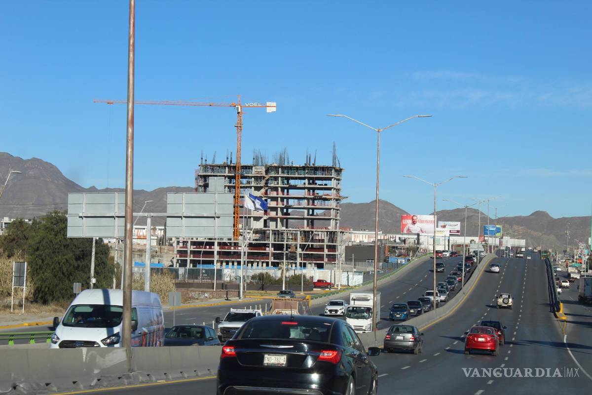 $!Puente vehicular en Nazario Ortiz Garza, vía de alta velocidad, con el carril izquierdo congestionado a las 10 de la mañana.