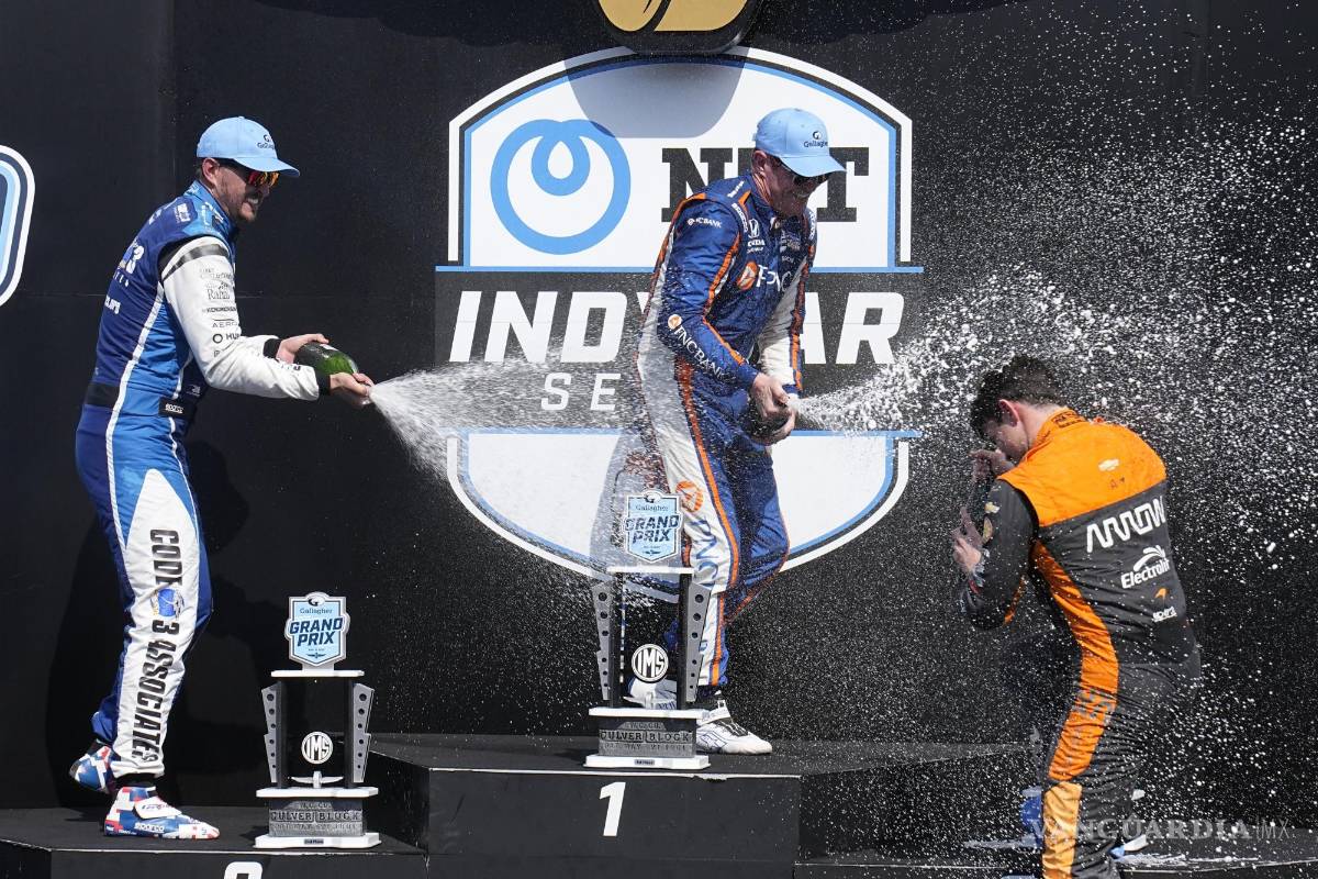 $!Pato fue rociado con champagne por sus colegas Scott Dixon y Graham Rahal, tras haber ganado los tres el Gran Premio.
