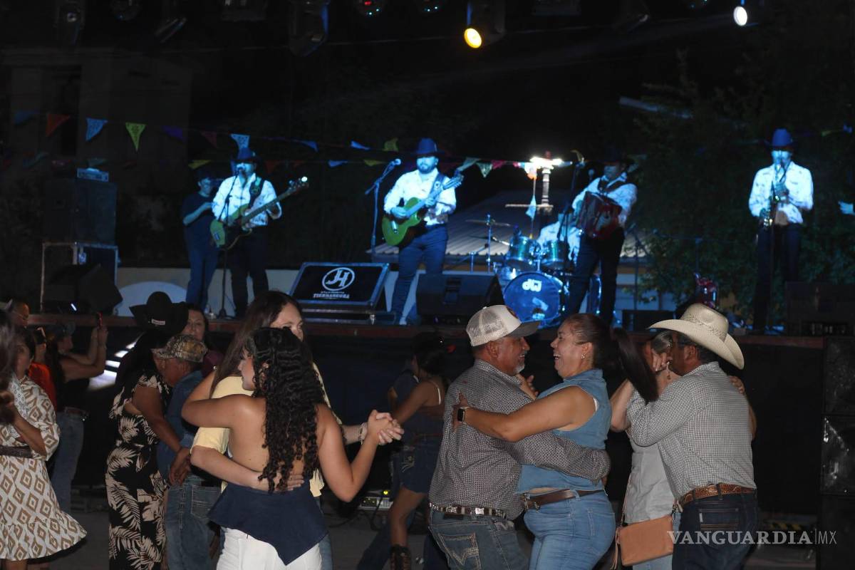 $!El baile de clausura reunió a familias y visitantes, quienes disfrutaron de una noche de música y convivencia.