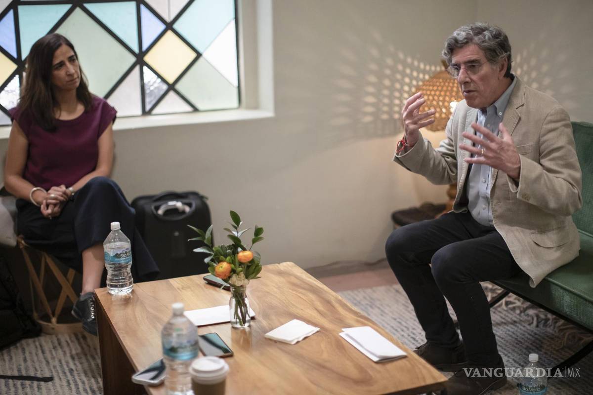 $!El director del Centro para Mentes Saludables Richard J. Davidson (d) y la directora general de AtentaMente Daniela Labra en la Ciudad de México (México).