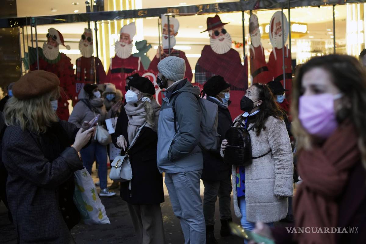 Ante ola de contagios, cierra Francia las discotecas y limita festejos decembrinos