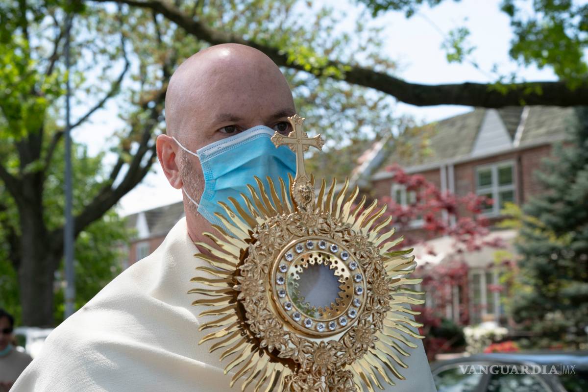 $!Cómo un pastor de Queens atiende a sus feligreses a una distancia de 1,80 metros